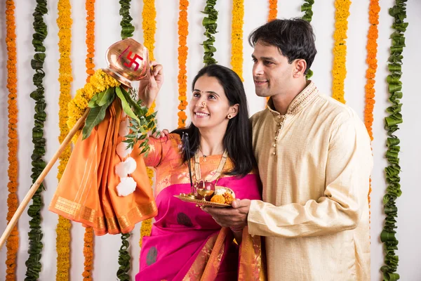 Pareja india inteligente en el desgaste tradicional realizando gudhi padwa puja, pareja asiática & puja thali, pareja joven india con puja o pooja thali, hindú año nuevo gudhi / gudi padwa, aislado — Foto de Stock