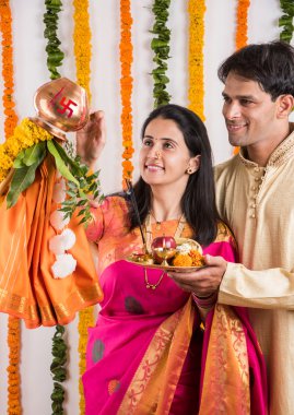 geleneksel giyim akıllı hint çift gudhi padwa puja, asyalı çift & puja thali, puja veya pooja thali ile hint genç çift, hindu yeni yıl gudhi / gudi padwa, izole 