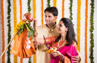 geleneksel giyim akıllı hint çift gudhi padwa puja, asyalı çift & puja thali, puja veya pooja thali ile hint genç çift, hindu yeni yıl gudhi / gudi padwa, izole 