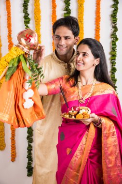 geleneksel giyim akıllı hint çift gudhi padwa puja, asyalı çift & puja thali, puja veya pooja thali ile hint genç çift, hindu yeni yıl gudhi / gudi padwa, izole 