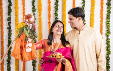 geleneksel giyim akıllı hint çift gudhi padwa puja, asyalı çift & puja thali, puja veya pooja thali ile hint genç çift, hindu yeni yıl gudhi / gudi padwa, izole 