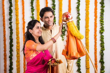 geleneksel giyim akıllı hint çift gudhi padwa puja, asyalı çift & puja thali, puja veya pooja thali ile hint genç çift, hindu yeni yıl gudhi / gudi padwa, izole 