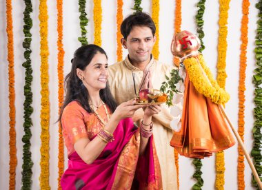 geleneksel giyim akıllı hint çift gudhi padwa puja, asyalı çift & puja thali, puja veya pooja thali ile hint genç çift, hindu yeni yıl gudhi / gudi padwa, izole 