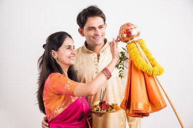 geleneksel giyim akıllı hint çift gudhi padwa puja, asyalı çift & puja thali, puja veya pooja thali ile hint genç çift, hindu yeni yıl gudhi / gudi padwa, izole 