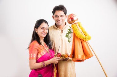 geleneksel giyim akıllı hint çift gudhi padwa puja, asyalı çift & puja thali, puja veya pooja thali ile hint genç çift, hindu yeni yıl gudhi / gudi padwa, izole 