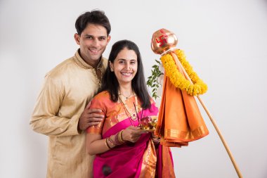geleneksel giyim akıllı hint çift gudhi padwa puja, asyalı çift & puja thali, puja veya pooja thali ile hint genç çift, hindu yeni yıl gudhi / gudi padwa, izole 