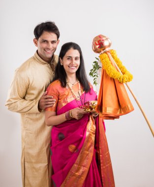geleneksel giyim akıllı hint çift gudhi padwa puja, asyalı çift & puja thali, puja veya pooja thali ile hint genç çift, hindu yeni yıl gudhi / gudi padwa, izole 
