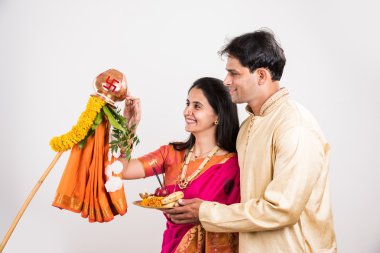 geleneksel giyim akıllı hint çift gudhi padwa puja, asyalı çift & puja thali, puja veya pooja thali ile hint genç çift, hindu yeni yıl gudhi / gudi padwa, izole 