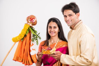 geleneksel giyim akıllı hint çift gudhi padwa puja, asyalı çift & puja thali, puja veya pooja thali ile hint genç çift, hindu yeni yıl gudhi / gudi padwa, izole 