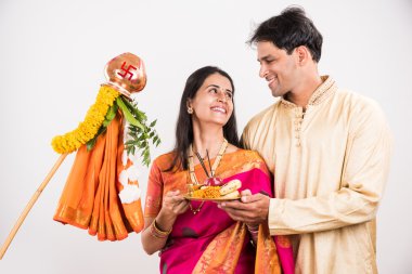 geleneksel giyim akıllı hint çift gudhi padwa puja, asyalı çift & puja thali, puja veya pooja thali ile hint genç çift, hindu yeni yıl gudhi / gudi padwa, izole 