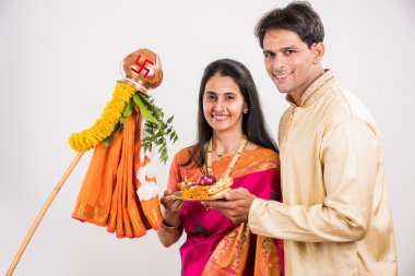 geleneksel giyim akıllı hint çift gudhi padwa puja, asyalı çift & puja thali, puja veya pooja thali ile hint genç çift, hindu yeni yıl gudhi / gudi padwa, izole 
