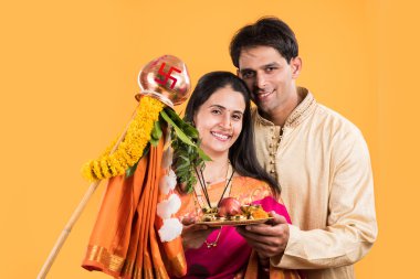 geleneksel giyim akıllı hint çift gudhi padwa puja, asyalı çift & puja thali, puja veya pooja thali ile hint genç çift, hindu yeni yıl gudhi / gudi padwa, izole 