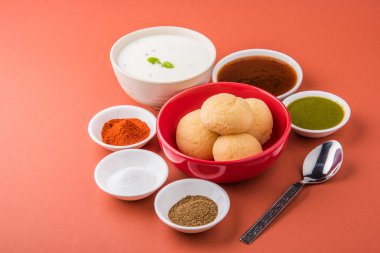 dahi vada veya dahi vade olarak da bilinen lor Vadai Güney Hindistan, popüler snack tüm kalın dahi ya da yoğurt, mercimek vadas ıslatarak hazırlanan ünlü baharatlı ve tatlı Hint turşusu ile vb tepesinde