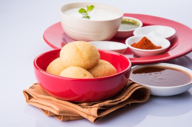 dahi vada veya dahi vade olarak da bilinen lor Vadai Güney Hindistan, popüler snack tüm kalın dahi ya da yoğurt, mercimek vadas ıslatarak hazırlanan ünlü baharatlı ve tatlı Hint turşusu ile vb tepesinde
