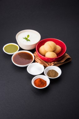 dahi vada veya dahi vade olarak da bilinen lor Vadai Güney Hindistan, popüler snack tüm kalın dahi ya da yoğurt, mercimek vadas ıslatarak hazırlanan ünlü baharatlı ve tatlı Hint turşusu ile vb tepesinde