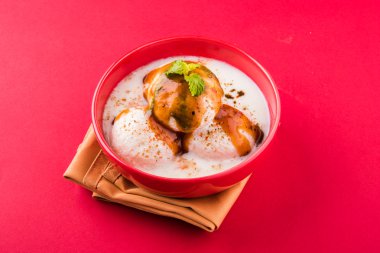 dahi vada veya dahi vade olarak da bilinen lor Vadai Güney Hindistan, popüler snack tüm kalın dahi ya da yoğurt, mercimek vadas ıslatarak hazırlanan ünlü baharatlı ve tatlı Hint turşusu ile vb tepesinde