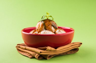 dahi vada veya dahi vade olarak da bilinen lor Vadai Güney Hindistan, popüler snack tüm kalın dahi ya da yoğurt, mercimek vadas ıslatarak hazırlanan ünlü baharatlı ve tatlı Hint turşusu ile vb tepesinde