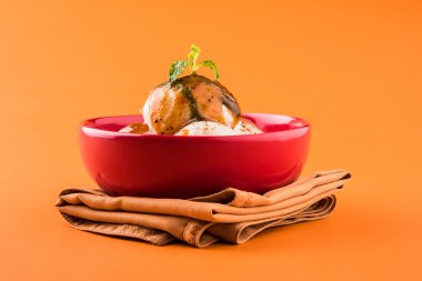 dahi vada veya dahi vade olarak da bilinen lor Vadai Güney Hindistan, popüler snack tüm kalın dahi ya da yoğurt, mercimek vadas ıslatarak hazırlanan ünlü baharatlı ve tatlı Hint turşusu ile vb tepesinde