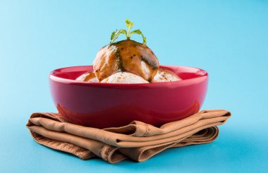 dahi vada veya dahi vade olarak da bilinen lor Vadai Güney Hindistan, popüler snack tüm kalın dahi ya da yoğurt, mercimek vadas ıslatarak hazırlanan ünlü baharatlı ve tatlı Hint turşusu ile vb tepesinde