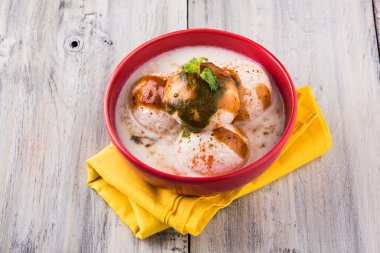 dahi vada veya dahi vade olarak da bilinen lor Vadai Güney Hindistan, popüler snack tüm kalın dahi ya da yoğurt, mercimek vadas ıslatarak hazırlanan ünlü baharatlı ve tatlı Hint turşusu ile vb tepesinde