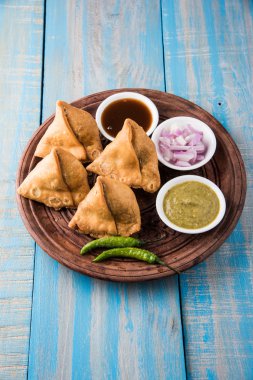 Patates Samosa soslar, sebze ev yapımı kızarmış Hint Samosa nane Hint turşusu soslu, ünlü Hint çay zamanı snack