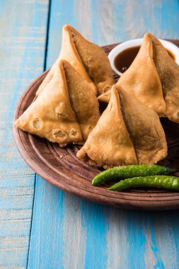 Patates Samosa soslar, sebze ev yapımı kızarmış Hint Samosa nane Hint turşusu soslu, ünlü Hint çay zamanı snack