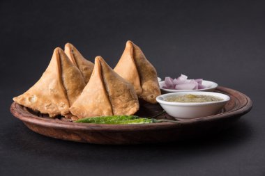 Patates Samosa soslar, sebze ev yapımı kızarmış Hint Samosa nane Hint turşusu soslu, ünlü Hint çay zamanı snack
