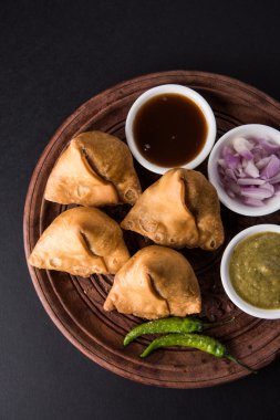 Patates Samosa soslar, sebze ev yapımı kızarmış Hint Samosa nane Hint turşusu soslu, ünlü Hint çay zamanı snack
