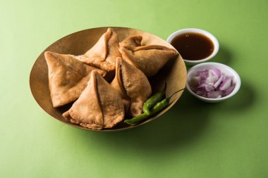 Patates Samosa soslar, sebze ev yapımı kızarmış Hint Samosa nane Hint turşusu soslu, ünlü Hint çay zamanı snack