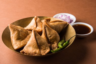 Patates Samosa soslar, sebze ev yapımı kızarmış Hint Samosa nane Hint turşusu soslu, ünlü Hint çay zamanı snack