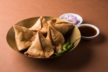 Patates Samosa soslar, sebze ev yapımı kızarmış Hint Samosa nane Hint turşusu soslu, ünlü Hint çay zamanı snack