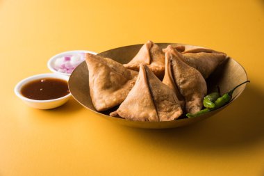Patates Samosa soslar, sebze ev yapımı kızarmış Hint Samosa nane Hint turşusu soslu, ünlü Hint çay zamanı snack
