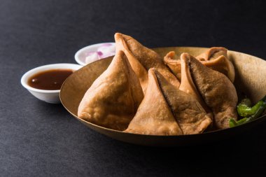 Patates Samosa soslar, sebze ev yapımı kızarmış Hint Samosa nane Hint turşusu soslu, ünlü Hint çay zamanı snack