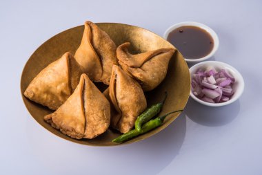 Patates Samosa soslar, sebze ev yapımı kızarmış Hint Samosa nane Hint turşusu soslu, ünlü Hint çay zamanı snack