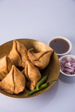 Patates Samosa soslar, sebze ev yapımı kızarmış Hint Samosa nane Hint turşusu soslu, ünlü Hint çay zamanı snack