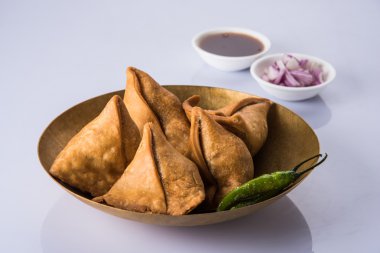 Patates Samosa soslar, sebze ev yapımı kızarmış Hint Samosa nane Hint turşusu soslu, ünlü Hint çay zamanı snack