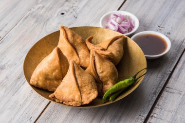 Patates Samosa soslar, sebze ev yapımı kızarmış Hint Samosa nane Hint turşusu soslu, ünlü Hint çay zamanı snack