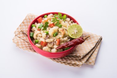 Upma veya upama veya uppuma, favori güneyde Hint tatlı ve tuzlu kahvaltı menüsü veya aperatifler