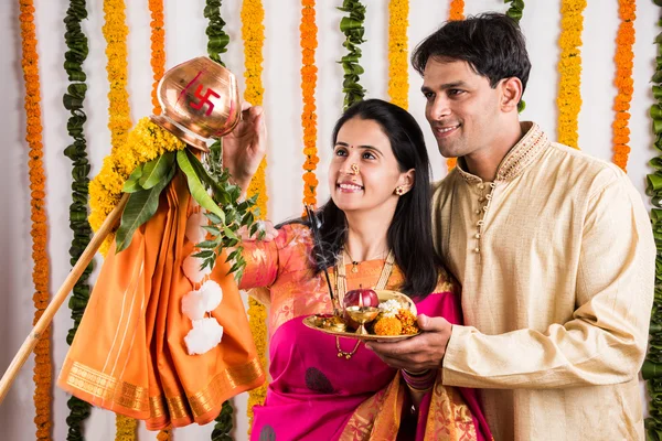 Pareja india inteligente en el desgaste tradicional realizando gudhi padwa puja, pareja asiática & puja thali, pareja joven india con puja o pooja thali, hindú año nuevo gudhi / gudi padwa, aislado — Foto de Stock