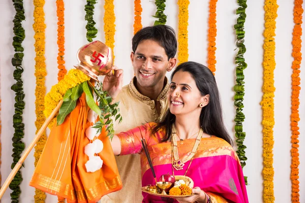 Pareja india inteligente en el desgaste tradicional realizando gudhi padwa puja, pareja asiática & puja thali, pareja joven india con puja o pooja thali, hindú año nuevo gudhi / gudi padwa, aislado — Foto de Stock