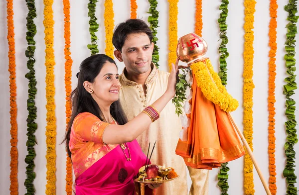 Pareja india inteligente en el desgaste tradicional realizando gudhi padwa puja, pareja asiática & puja thali, pareja joven india con puja o pooja thali, hindú año nuevo gudhi / gudi padwa, aislado — Foto de Stock