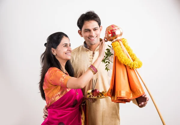 Casal indiano inteligente em desgaste tradicional realizando gudhi padwa puja, casal asiático & puja thali, casal jovem indiano com puja ou pooja thali, hindu ano novo gudhi / gudi padwa, isolado — Fotografia de Stock