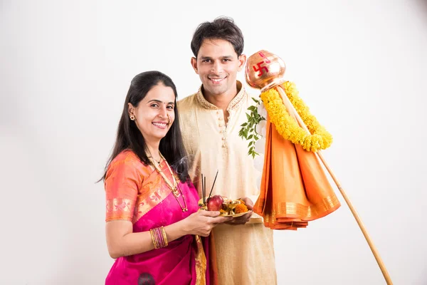 Casal indiano inteligente em desgaste tradicional realizando gudhi padwa puja, casal asiático & puja thali, casal jovem indiano com puja ou pooja thali, hindu ano novo gudhi / gudi padwa, isolado — Fotografia de Stock