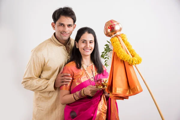 Couple indien intelligent en tenue traditionnelle effectuer gudhi padwa puja, couple asiatique & puja thali, jeune couple indien avec puja ou pooja thali, hindou nouvel an gudhi / gudi padwa, isolé — Photo
