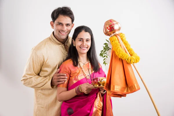 Pareja india inteligente en el desgaste tradicional realizando gudhi padwa puja, pareja asiática & puja thali, pareja joven india con puja o pooja thali, hindú año nuevo gudhi / gudi padwa, aislado — Foto de Stock