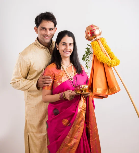 Pareja india inteligente en el desgaste tradicional realizando gudhi padwa puja, pareja asiática & puja thali, pareja joven india con puja o pooja thali, hindú año nuevo gudhi / gudi padwa, aislado — Foto de Stock