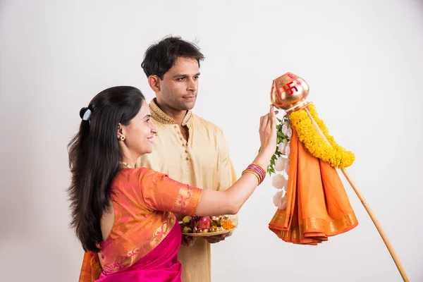 Okos indiai házaspár hagyományos viselet teljesítő gudhi Padwa puja, ázsiai pár reggeli puja Thali, indiai fiatal pár a puja vagy Pooja Thali, hindu új év gudhi/Gudi Padwa, elszigetelt — Stock Fotó
