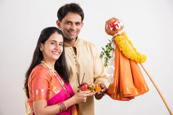 Smart indian couple in traditional wear performing gudhi padwa puja, asian couple & puja thali, indian young couple with puja oder pooja thali, hindu new year gudhi / gudi padwa, isoliert — Stockfoto