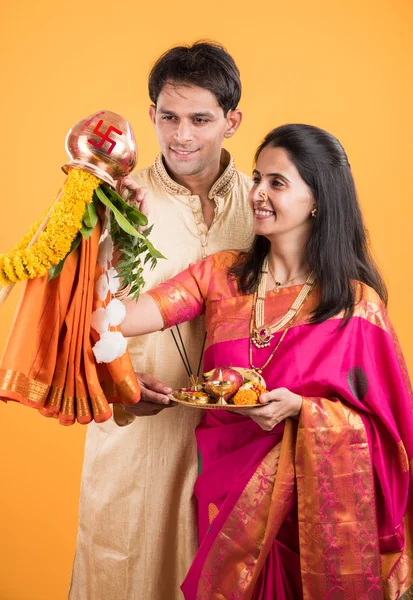 Pareja india inteligente en el desgaste tradicional realizando gudhi padwa puja, pareja asiática & puja thali, pareja joven india con puja o pooja thali, hindú año nuevo gudhi / gudi padwa, aislado — Foto de Stock