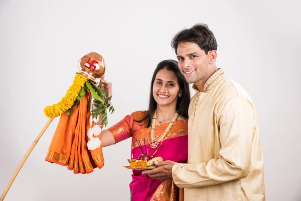 Smart indian couple in traditional wear performing gudhi padwa puja, asian couple & puja thali, indian young couple with puja or pooja thali, hindu new year gudhi / gudi padwa, isolated — Stock Photo, Image